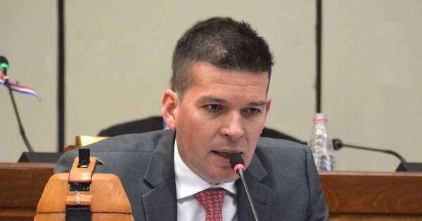La Nación / Critican al jefe del Ejecutivo por su férrea defensa a Giuzzio