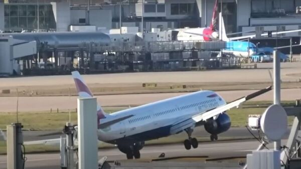 Dramático aterrizaje de avión tras luchar contra el viento en Londres