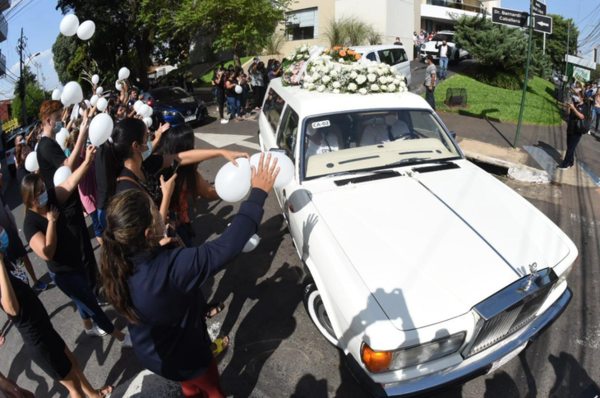 Multitudinaria presencia dio el último adiós a Cristina ‘Vita’ Aranda