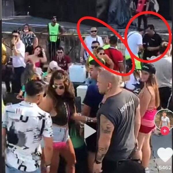 Crónica / Saltan videos y fotos: "Quién es el gordo que está cerca de los asesinados?"