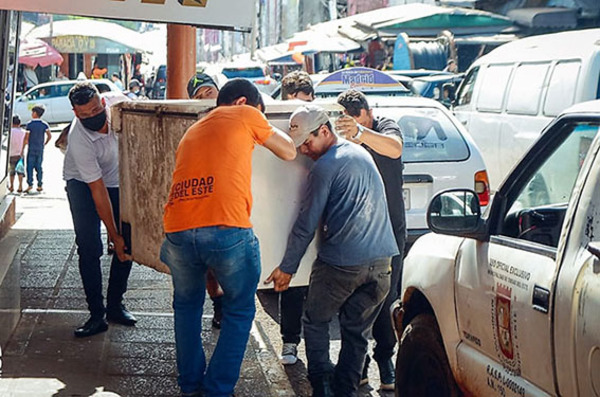 Continúa operativo de despeje de veredas del microcentro esteño | DIARIO PRIMERA PLANA