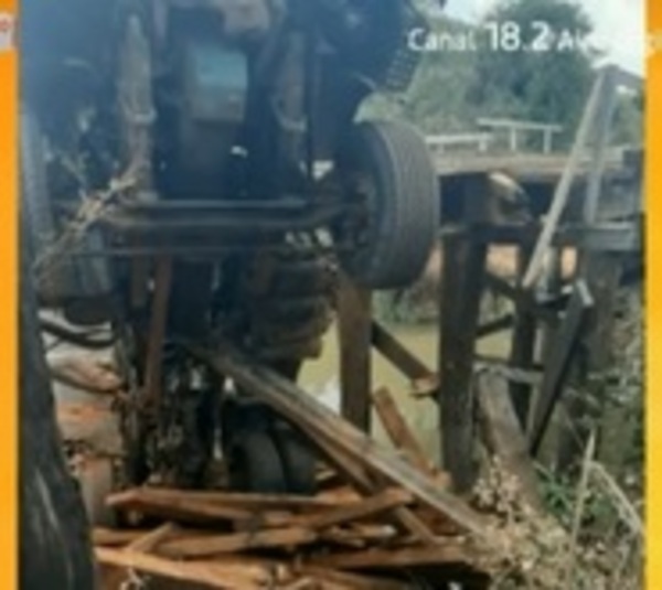 Precario puente de madera se derrumba en Canindeyú - Paraguay.com