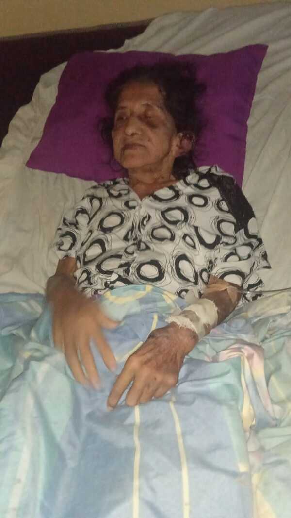 Apelan a la solidaridad para anciana golpeada por su hijo - La Clave