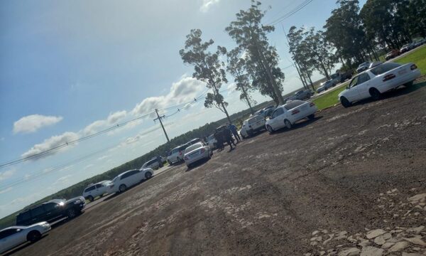 Taxistas se movilizan contra suba de combustibles