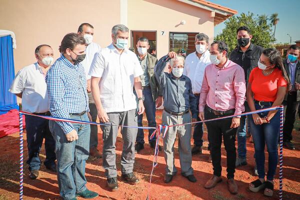 Inauguran casas en Itauguá y Capiatá y benefician a más de 80 familias - .::Agencia IP::.