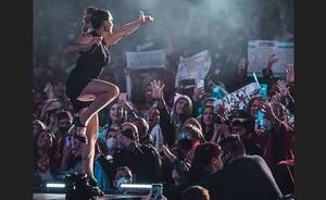 Crónica / Cantante ya no revolea el poncho, ahora le parece a Tini