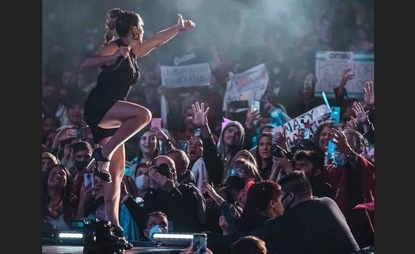 Crónica / Cantante ya no revolea el poncho, ahora le parece a Tini