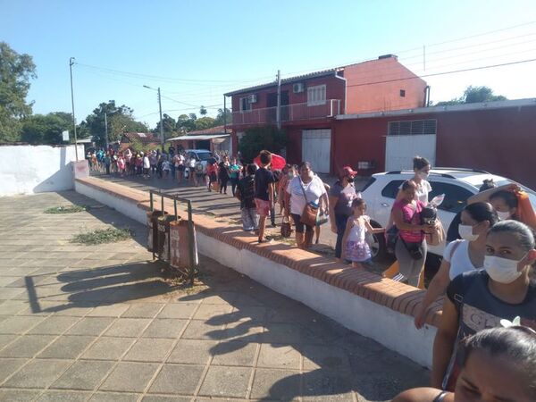 Bajo el intenso sol se realiza la vacunación de niños en Limpio - Nacionales - ABC Color