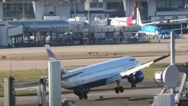 Dramático aterrizaje de avión luchando contra el viento en Londres