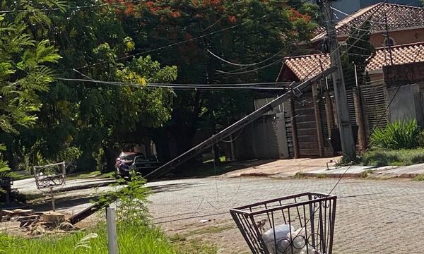 Columna cae en medio de la calle y vecinos no tienen respuestas