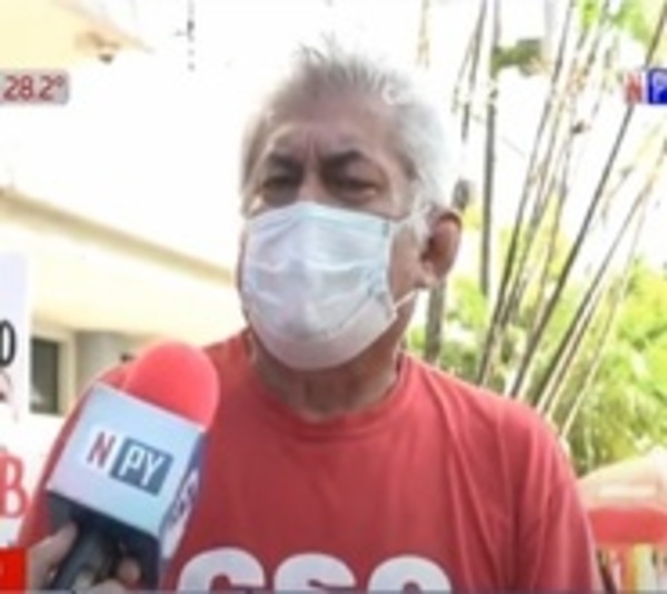 Fuertes protestas de asegurados de IPS frente a la caja central - Paraguay.com