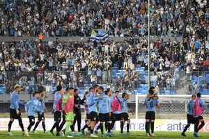 El debut soñado de Diego Alonso deja a Uruguay cerca de Catar - Fútbol Internacional - ABC Color
