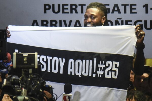 Nuevo mazazo para Olimpia: Adebayor demanda por medio millón de dólares