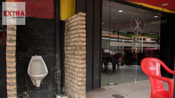 Puso un "pipiclub" con cámara en su vereda