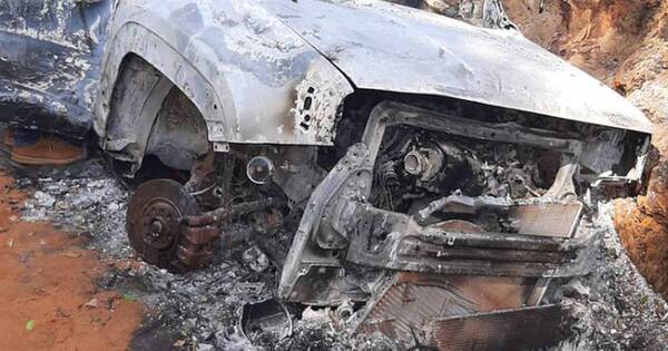 La Nación / Hallan camioneta incinerada en Itapúa, con seis impactos de bala