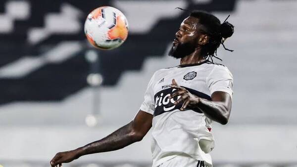 Olimpia es demandado por Adebayor