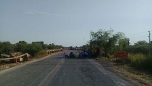 Una vez más indígenas cierran ruta para pedir asistencia en el Chaco - Noticias del Chaco - ABC Color