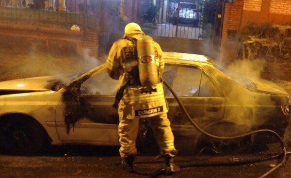 Vehículo se incendia y explota cuando llevaba a un enfermo al hospital