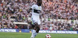La FIFA notificó al club Olimpia que debe abonar 550 mil dólares por el caso del delantero Emmanuel Adebayor