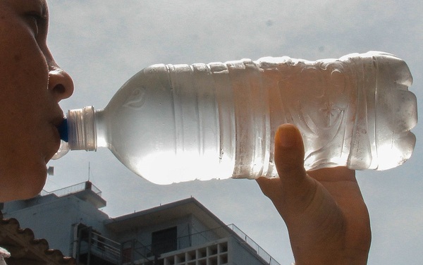 Ante ola de calor: Se recomienda hidratarse, protegerse del sol y comer saludable