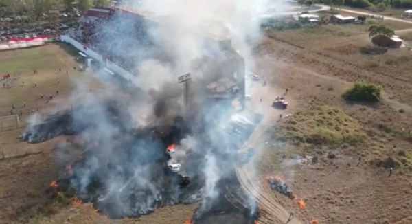 ¡Una locura! Final de la Liga Carapegueña terminó en feroz incendio