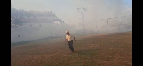 Crónica / Feroz incendio quemó parte del estadio Municipal de Carapeguá