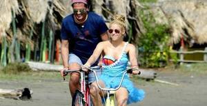 Crónica / [VIDEO] Carlos Vives le regala una canción a Shakira, que hoy cumple 45 años