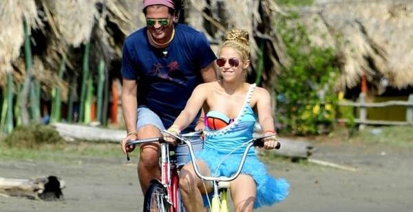 Crónica / [VIDEO] Carlos Vives le regala una canción a Shakira, que hoy cumple 45 años