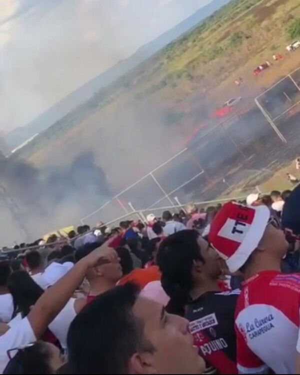 Explosión de petardos terminó en importante incendio en estadio de Carapeguá - Nacionales - ABC Color