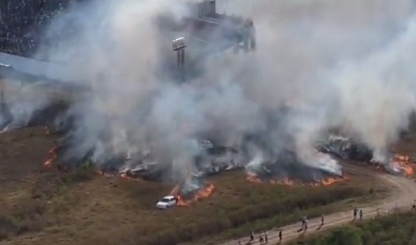 Incendio generado por petardos consume vehículos en Carapeguá