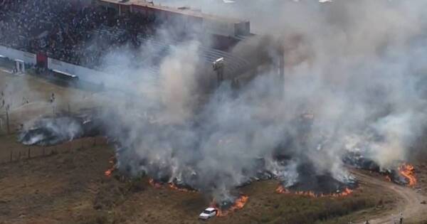 La Nación / Chispa de petardo inició incendio que consumió varios vehículos en Carapeguá