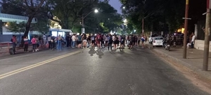 Diario HOY | Jóvenes se manifiestan en zona de Mburuvicha Róga al grito de "¡Basta ya!"
