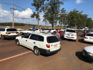 Taxistas cierran ruta en protesta por suba de combustible - ABC en el Este - ABC Color