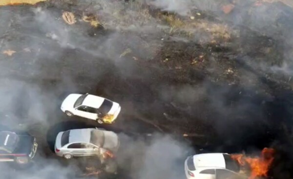 Autos incendiados por explosión de petardos