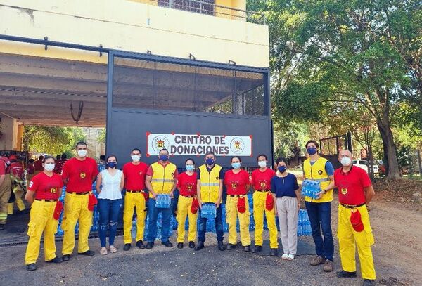 Tigo dona agua a los bomberos - Empresariales - ABC Color