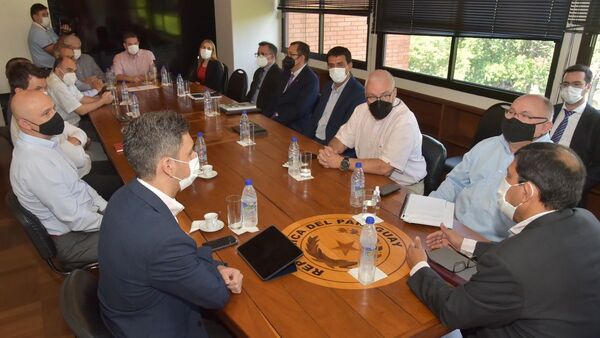 Se dilata el acuerdo sobre el gasoil y anuncian que no subirá el pasaje