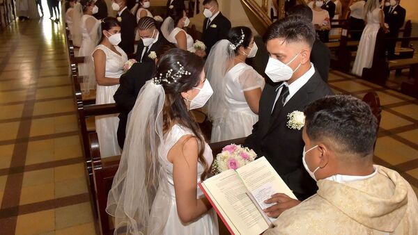 Dieron el sí 75 parejas en una boda comunitaria en Asunción