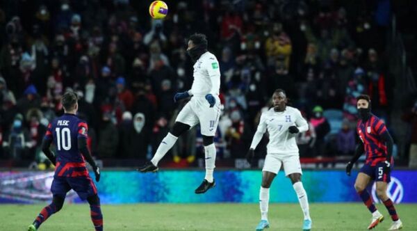 Dos futbolistas hondureños fueron sustituidos por el frío ante EEUU