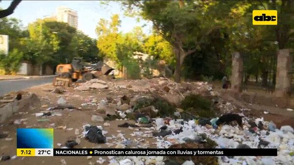 Montañas de basuras en el conocido Parque Caballero de Asunción - ABC Noticias - ABC Color