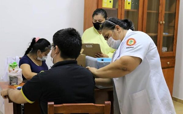 Actualizan esquema de vacunación en funcionarios de FAFI-UNE