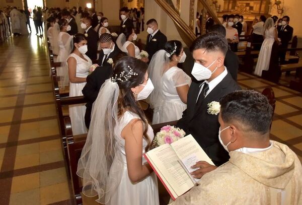 Dieron el sí 75 parejas en una boda comunitaria en Catedral de Asunción