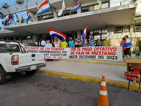 Jubilados de IPS se manifiestan y piden que no se les descuente por préstamos - Nacionales - ABC Color