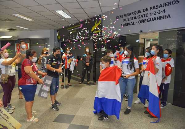 Ajedrecistas paraguayos agasajados en su retorno al país - .::Agencia IP::.