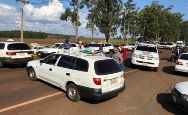 Taxistas también se manifiestan contra suba del combustible