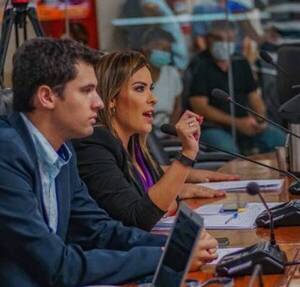Crónica / [Video] "Algunos podemos conseguirnos una novia o novio", he'i concejal ha oiko la guarará