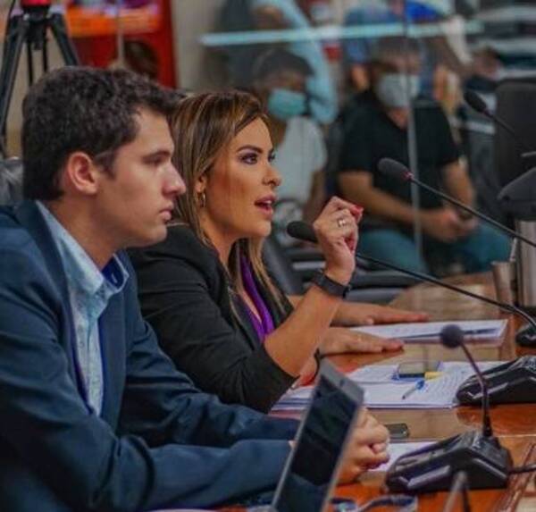 Crónica / [Video] "Algunos podemos conseguirnos una novia o novio", he'i concejal ha oiko la guarará