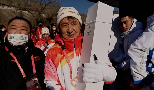 Diario HOY | La llama olímpica llega a la Gran Muralla con Jackie Chan