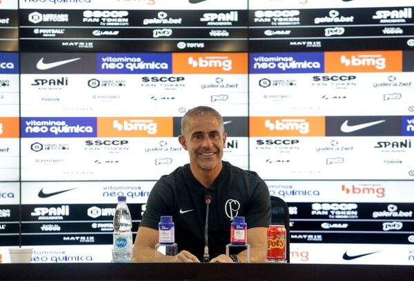 Corinthians destituye a Sylvinho tras perder el clásico