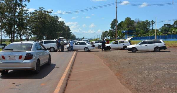 La Nación / Taxistas de Hernandarias cierran ruta contra suba de combustible
