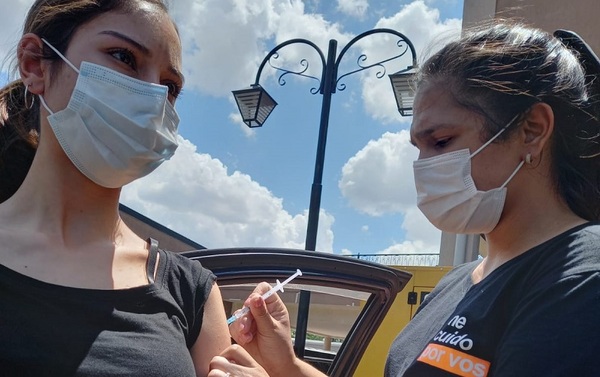 La infección por COVID-19 es menos grave en personas totalmente vacunadas, confirma un nuevo estudio